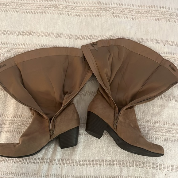 Pre Loved Soft Brown Heeled High Zipper Side Closure Boots🍂 - Picture 4 of 6